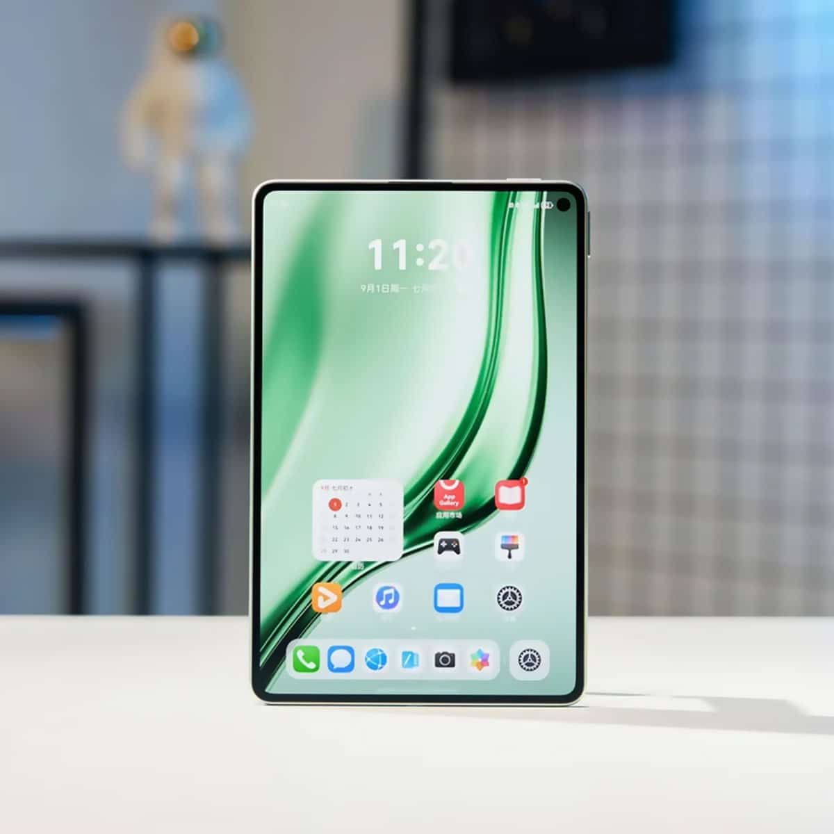 Huawei MatePad Mini 2025 model in Spruce Green with HarmonyOS interface on screen